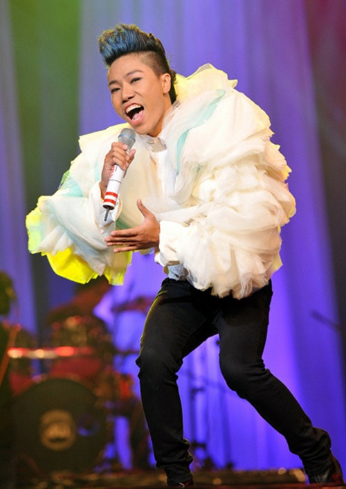 Tóc Tiên, Yến Trang, Đàm Vĩnh Hưng với những trang phục và vũ đạo 'quái' đến mức khó hiểu - Hình 10 Toc Tien, Yen Trang, Dam Vinh Hung voi nhung trang phuc va vu dao 'quai' den muc kho hieu-Hinh-10