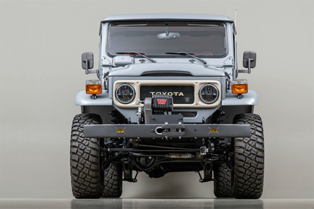 Toyota Land Cruiser cũ phục chế có giá ngang siêu xe Toyota Land Cruiser cu phuc che co gia ngang sieu xe