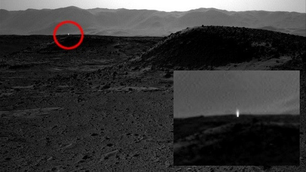 Năm 2016, Curiosity của NASA đã ghi lại được một đốm sáng kỳ lạ ở phía xa, hình thành nhiều giả thuyết về người ngoài hành tinh. Thực tế, theo các nhà khoa học đây có thể là tia vũ trụ.