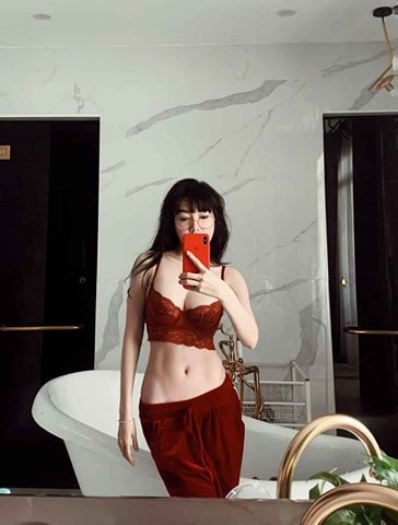 Elly Trần lại tung ảnh gợi cảm khiến dân tình bỏng mắt Elly Tran lai tung anh goi cam khien dan tinh bong mat