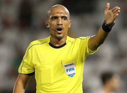 Trọng tài Oman bị ném đá vì không công nhận bàn thắng vào lưới Thái Lan có oan không? Trong tai Oman bi nem da vi khong cong nhan ban thang vao luoi Thai Lan co oan khong?