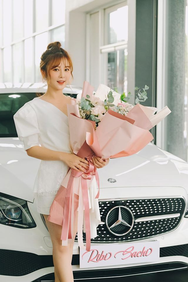 Còn trẻ nhưng hot girl FAPtv khoe xế hộp tiền tỷ khiến dân tình ngưỡng mộ Con tre nhung hot girl FAPtv khoe xe hop tien ty khien dan tinh nguong mo