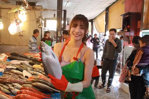 Hotgirl ban ca co than thai sang bung khu cho-Hinh-2