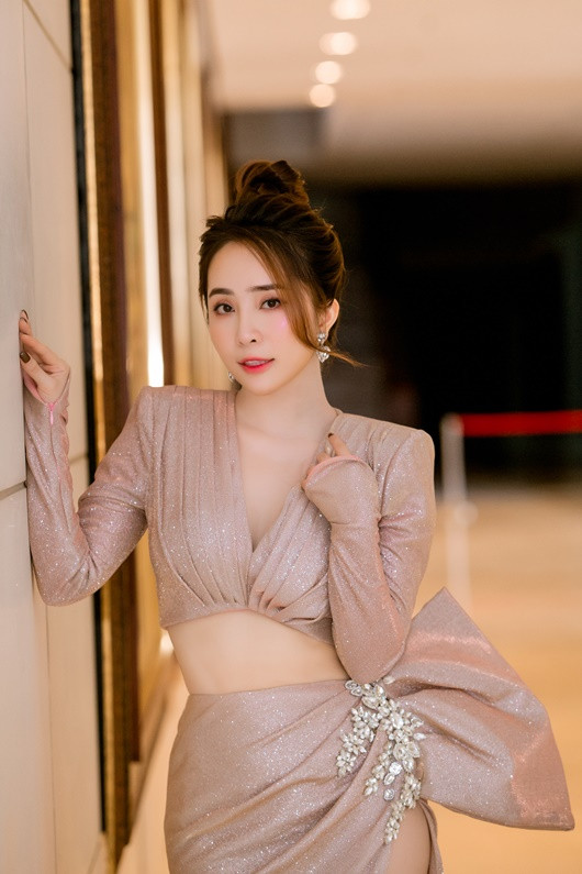 'Tiểu tam' Quỳnh Nga khiến dân tình bỏng mắt với vòng eo siêu nhỏ - Hình 7 'Tieu tam' Quynh Nga khien dan tinh bong mat voi vong eo sieu nho-Hinh-7