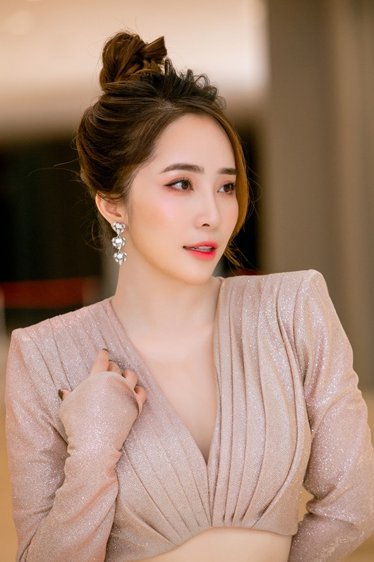 'Tiểu tam' Quỳnh Nga khiến dân tình bỏng mắt với vòng eo siêu nhỏ - Hình 3 'Tieu tam' Quynh Nga khien dan tinh bong mat voi vong eo sieu nho-Hinh-3