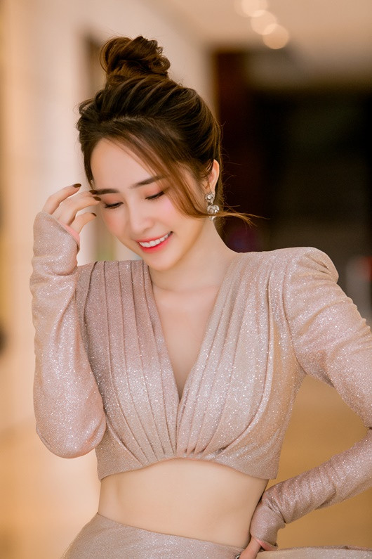 'Tiểu tam' Quỳnh Nga khiến dân tình bỏng mắt với vòng eo siêu nhỏ - Hình 2 'Tieu tam' Quynh Nga khien dan tinh bong mat voi vong eo sieu nho-Hinh-2
