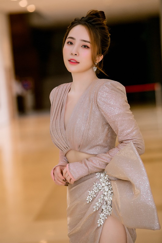 'Tiểu tam' Quỳnh Nga khiến dân tình bỏng mắt với vòng eo siêu nhỏ - Hình 4 'Tieu tam' Quynh Nga khien dan tinh bong mat voi vong eo sieu nho-Hinh-4