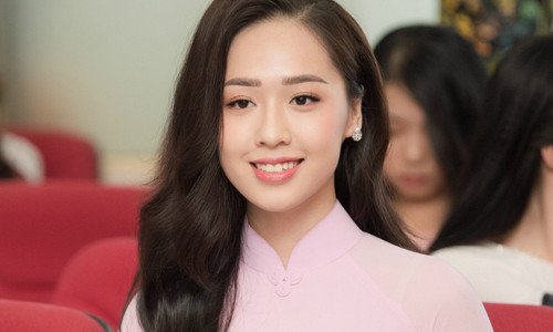 Nhan sắc cô gái tặng hoa Tổng thống Mỹ bây giờ thế nào? - Hình 2 Nhan sac co gai tang hoa Tong thong My bay gio the nao?-Hinh-2