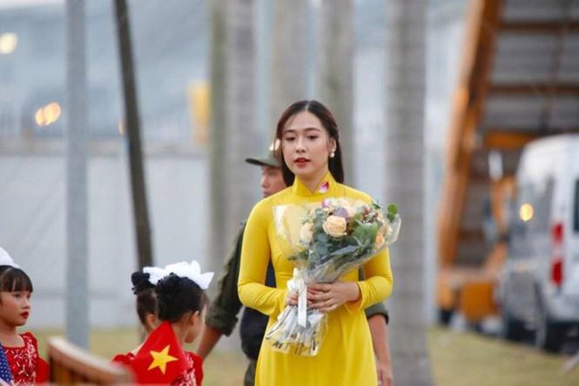 Nhan sắc cô gái tặng hoa Tổng thống Mỹ bây giờ thế nào? Nhan sac co gai tang hoa Tong thong My bay gio the nao?