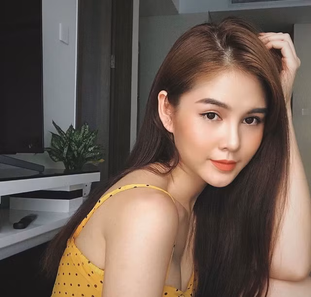 Dan nu MC xinh dep sam nha, tau xe khi tuoi moi ngoai doi muoi