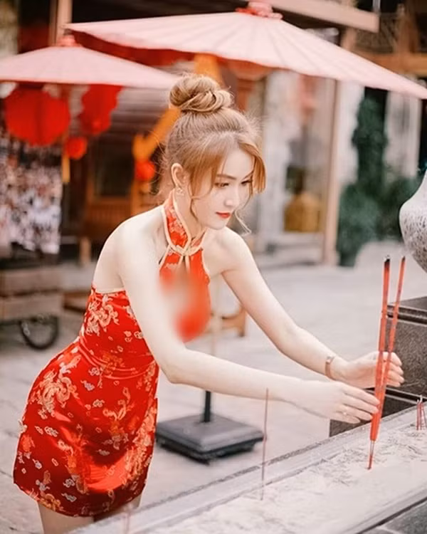 Gai xinh mac suon xam di le chua phan cam, tuong dep ai de...-Hinh-3