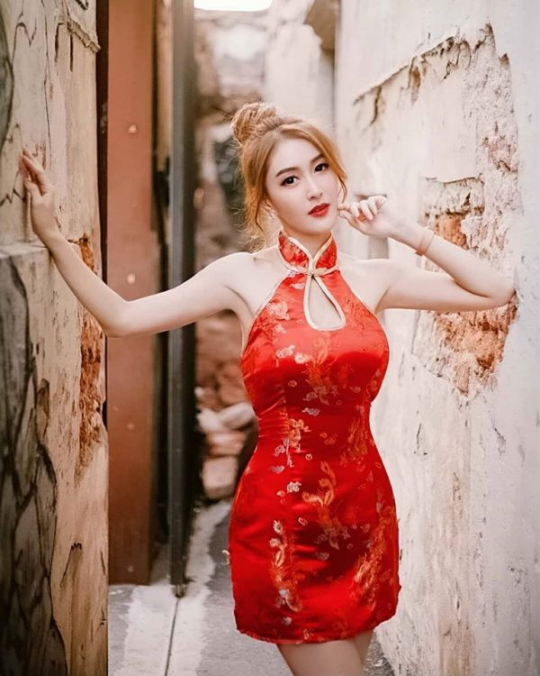 Gái xinh mặc sườn xám đi lễ chùa phản cảm, tưởng đẹp ai dè... Gai xinh mac suon xam di le chua phan cam, tuong dep ai de...