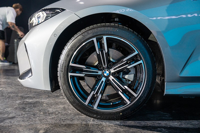 Sedan BMW 3-Series trục cơ sở dài giá 1,8 tỷ tại Thái - Hình 5 Sedan BMW 3-Series truc co so dai gia 1,8 ty tai Thai-Hinh-5