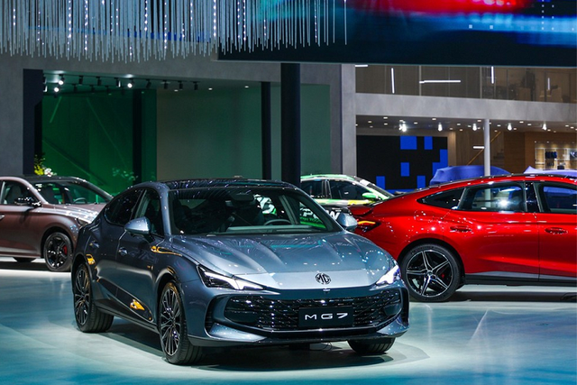 MG7 "giá mềm ngập công nghệ" sẽ về Việt Nam - Toyota Camry dè chừng MG7
