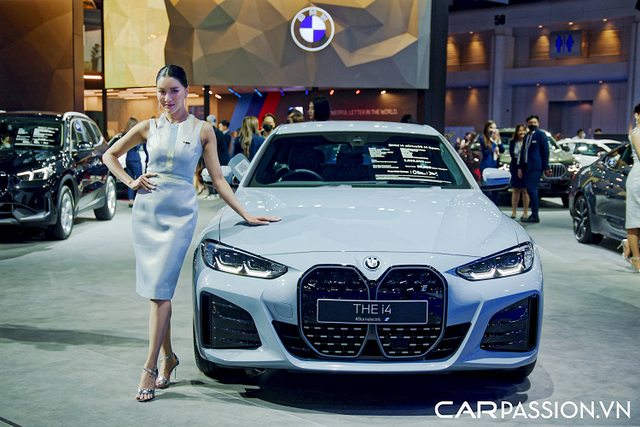 "Soi" chi tiết BMW i4 hơn 2,6 tỷ đồng sắp bán tại Việt Nam BMW i4 2023 mới vừa chính thức ra mắt tại Thái Lan thông qua Triển lãm ô tô quốc tế Bangkok 2023. Mẫu sedan hạng sang mới này có vẻ ngoài thể thao, kích thước gọn gàng hứa hẹn đem lại cảm giác lái phấn khích đúng chất BMW, dù vận hành hoàn toàn bằng điện chứ không dùng động cơ đốt trong như truyền thống.