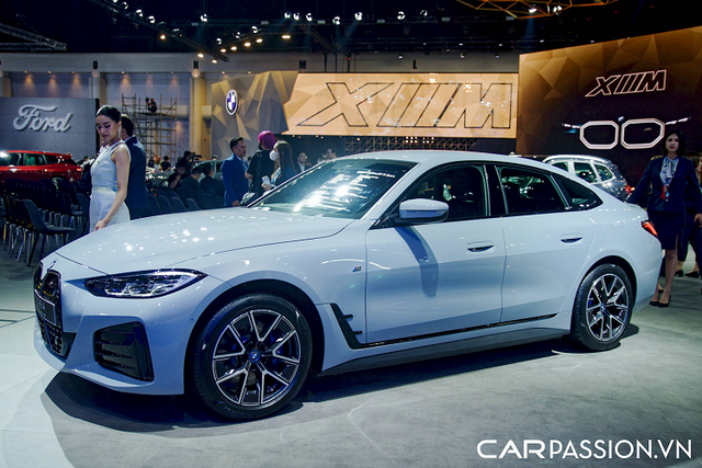 "Soi" chi tiết BMW i4 hơn 2,6 tỷ đồng sắp bán tại Việt Nam - Hình 2 Mẫu xe sedan BMW i4 2023 cũng ghi dấu ấn khi là chiếc xe thuần điện đầu tiên của thương hiệu BMW được sản xuất với kiểu dáng coupe 4 cửa, quyến rũ và điệu đà nhưng cũng không kém phần thực dụng để thuận tiện khi cần đến hàng ngày.