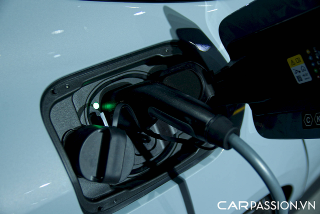 "Soi" chi tiết BMW i4 hơn 2,6 tỷ đồng sắp bán tại Việt Nam - Hình 5 Thêm vào đó, BMW trang bị cho i4 bộ mâm xe với các chấu hình tam giác đem lại cho xe một diện mạo như một mẫu xe đến từ tương lai. Phần cản trước của BMW i4 được thiết kế với các chi tiết hiện đại, đèn chiếu sáng được trang bị với hai dải LED nhận diện quen thuộc trên những chiếc BMW thế hệ mới.