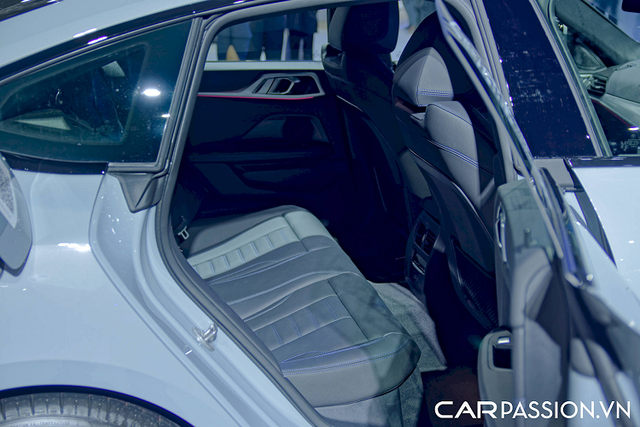 "Soi" chi tiết BMW i4 hơn 2,6 tỷ đồng sắp bán tại Việt Nam - Hình 9 Hai phần màn hình này được thiết kế theo dạng dải phẳng với độ cong nhất định, thêm vào đó hệ thống này được đặt nghiêng về phía người lái để đem lại sự tiện lợi hơn trong việc sử dụng và điều khiển các tính năng.