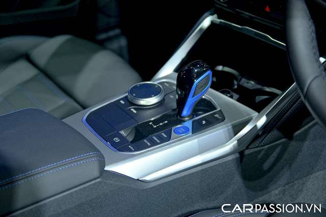 "Soi" chi tiết BMW i4 hơn 2,6 tỷ đồng sắp bán tại Việt Nam - Hình 8 Với hệ điều hành BMW iDrive mới nhất hứa hẹn sẽ đưa “sự tương tác giữa người lái và phương tiện vào một tương lai kỹ thuật số, nơi nhiều lĩnh vực của cuộc sống ngày càng trở nên thông minh hơn”. Hệ thống này bao gồm một màn hình cong mới với một cụm công cụ kỹ thuật số có kích thước 12,3 inch và hệ thống thông tin giải trí 14,9 inch.