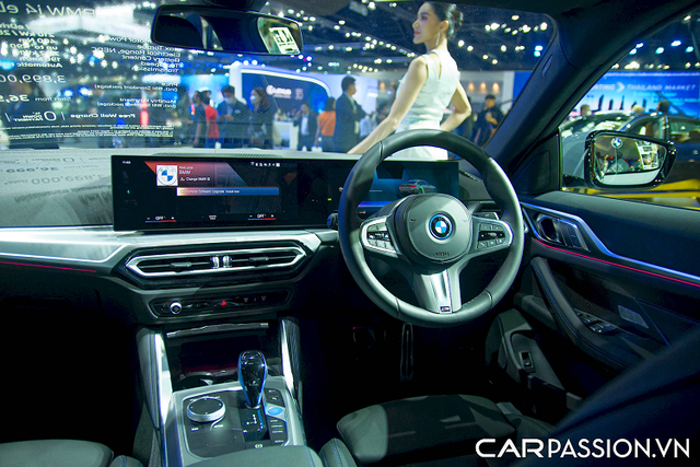 "Soi" chi tiết BMW i4 hơn 2,6 tỷ đồng sắp bán tại Việt Nam - Hình 3 BMW i4 được coi là một mẫu xe quan trọng và được kỳ vọng sẽ giúp thương hiệu đạt được mục tiêu khoảng 20% doanh số bán hàng là xe điện trong năm 2023. Trên BMW i4 mới, chiếc xe sở hữu thiết kế hiện đại với lưới tản nhiệt quả thận lớn tương tự như trên mẫu 3 Series và 4 Series mới.