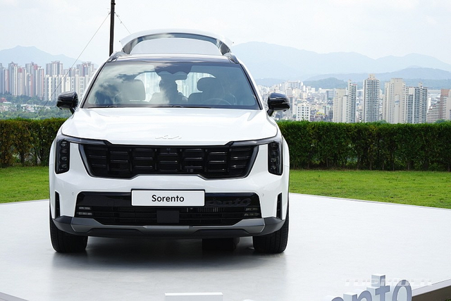Kia Sorento 2024 đắt ngang ngửa Hyundai SantaFe mới - Hình 3 Kia Sorento 2024 dat ngang ngua Hyundai SantaFe moi-Hinh-3