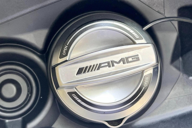 Đại gia Việt mua xe sang hơn 12 tỷ tặng vợ ngày 8/3 - Hình 4 Dai gia Viet mua xe sang hon 12 ty tang vo ngay 8/3-Hinh-4