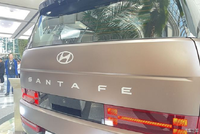Cận cảnh Hyundai SantaFe 2024 vừa ra mắt - Hình 12 Can canh Hyundai SantaFe 2024 vua ra mat-Hinh-12