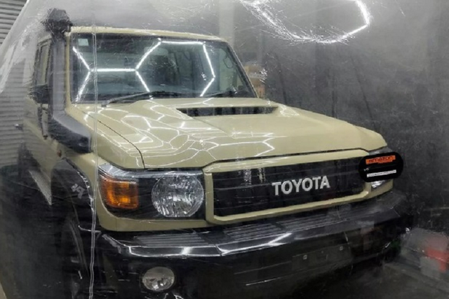 Toyota Land Cruiser 70th Anniversary được rao bán hơn 2,1 tỷ đồng - Hình 2 Toyota Land Cruiser 70th Anniversary duoc rao ban hon 2,1 ty dong-Hinh-2