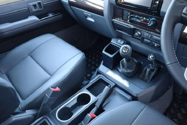 Toyota Land Cruiser 70th Anniversary được rao bán hơn 2,1 tỷ đồng - Hình 5 Toyota Land Cruiser 70th Anniversary duoc rao ban hon 2,1 ty dong-Hinh-5