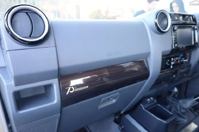 Toyota Land Cruiser 70th Anniversary được rao bán hơn 2,1 tỷ đồng - Hình 6 Toyota Land Cruiser 70th Anniversary duoc rao ban hon 2,1 ty dong-Hinh-6