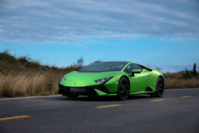 Chi tiết siêu xe Lamborghini Huracan Tecnica gần 19 tỷ Chi tiet sieu xe Lamborghini Huracan Tecnica gan 19 ty