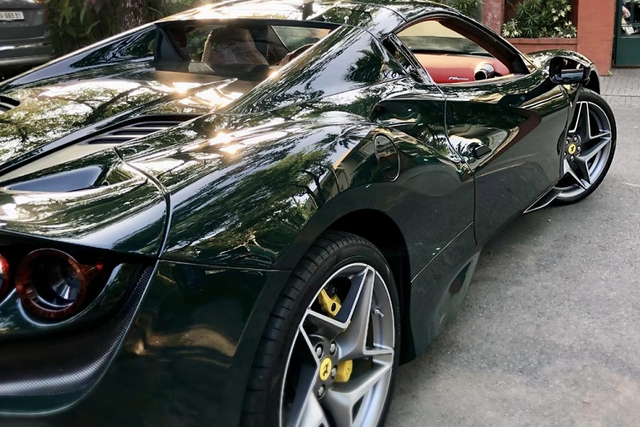 Cận cảnh Ferrari F8 Spider hơn 23 tỷ của đại gia Việt - Hình 11 Can canh Ferrari F8 Spider hon 23 ty cua dai gia Viet-Hinh-11