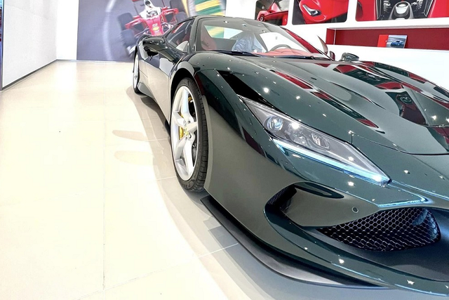 Cận cảnh Ferrari F8 Spider hơn 23 tỷ của đại gia Việt Can canh Ferrari F8 Spider hon 23 ty cua dai gia Viet