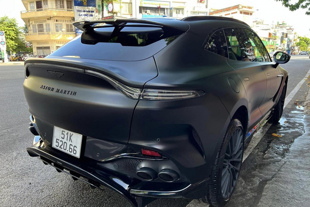 Đại gia Đặng Lê Nguyên Vũ khai xuân bằng Aston Martin DBX 707 giá 21,7 tỷ - Hình 2 Dai gia Dang Le Nguyen Vu khai xuan bang Aston Martin DBX 707 gia 21,7 ty-Hinh-2