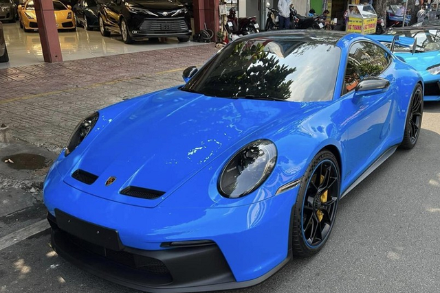 Đường phố Sài Gòn xuất hiện Porsche 911 GT3 và Lamborghini Aventador Roadster chục tỷ Duong pho Sai Gon xuat hien Porsche 911 GT3 va Lamborghini Aventador Roadster chuc ty