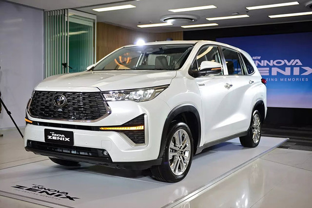 "Soi" loạt ôtô mới sắp ra mắt Việt Nam ngay trong tháng 9/2023 - Hình 2 Toyota Innova 2024 Thế hệ mới của Toyota Innova 2024 dự đoán sẽ ra mắt vào cuối tháng 9/2023, xe có 2 tùy chọn động cơ. Đầu tiên là máy xăng hoàn toàn mới, dung tích 2.0L (mã hiệu M20A-FKS), sản sinh công suất tối đa 172 mã lực và mô-men xoắn cực đại đạt 205Nm. Thứ hai là hệ truyền động hybrid gồm động cơ xăng 2.0L (mã M20A-FXS) sản sinh 150 mã lực và 187Nm, kết hợp cùng mô-tơ điện đem lại tổng công suất là 183 mã lực. Phiên bản này sẽ có chế độ lái thuần điện (EV Mode).