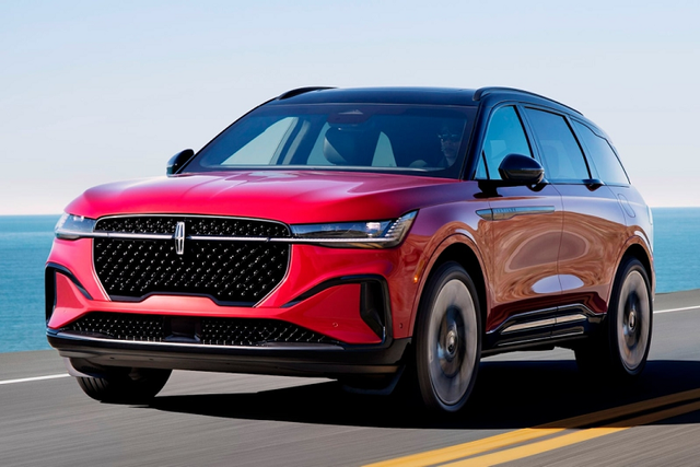 "Soi" crossover hạng sang Lincoln Nautilus 2023 mới, từ 1,1 tỷ đồng - Hình 7 Dòng chữ Nautilus màu xanh lam được sử dụng ở phía sau và cản sau cũng có kiểu dáng mới để phân biệt với phiên bản chạy xăng. Ở góc độ tùy chọn, logo trên thân xe của phiên bản hybrid dự kiến sẽ có màu xanh lam.
