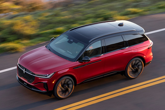 "Soi" crossover hạng sang Lincoln Nautilus 2023 mới, từ 1,1 tỷ đồng - Hình 9 Về nội thất, có thể thấy khoảng cách giữa 2 màn hình vòm 23,6 inch và bảng điều khiển trung tâm là tương đối lớn, gây bất tiện cho bên ghế phụ khi trực tiếp chạm và điều khiển, nên chúng tôi suy đoán rằng màn hình trên phía đồng lái có thể không phải là màn hình giải trí mà là màn hình hiển thị các thông tin về xe.