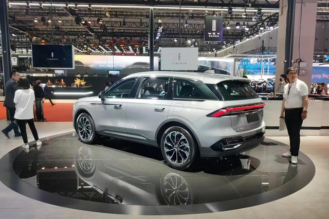 "Soi" crossover hạng sang Lincoln Nautilus 2023 mới, từ 1,1 tỷ đồng - Hình 6 Bên thân xe, Lincoln Nautilus thế hệ mới gây ấn tượng với bộ mâm đa chấu, kích thước lớn, các chi tiết được sơn màu đen bóng tạo thêm điểm nhấn cho ngoại hình của xe, bao gồm gương chiếu hậu, viền dưới cửa sổ và trang trí chắn bùn. Đuôi xe có thiết kế đèn hậu dạng xuyên suốt, logo Lincoln được nhúng chìm trong đèn hậu.