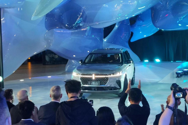"Soi" crossover hạng sang Lincoln Nautilus 2023 mới, từ 1,1 tỷ đồng Tại triển lãm ô tô Thượng Hải 2023, Lincoln Navigator thế hệ mới đã chính thức được ra mắt sau nhiều lần rò rỉ hình ảnh trên mạng xã hội. Đây đã là thế hệ thứ 3 của Crossover hạng sang Lincoln Nautilus và nó cho thấy ngôn ngữ thiết kế của xe đã đi theo hướng mới.