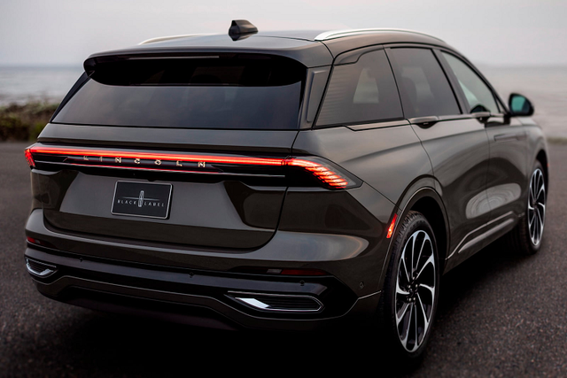 "Soi" crossover hạng sang Lincoln Nautilus 2023 mới, từ 1,1 tỷ đồng - Hình 10 Ngoài ra, chiếc xe crossover Lincoln Nautilus thế hệ mới không bỏ hẳn nút bấm vật lý, nút bấm có thể nhìn thấy ở phía dưới màn hình điều khiển trung tâm. Về sức mạnh, xe mới được trang bị động cơ tăng áp 2.0T với công suất tối đa 255 mã lực và mô-men xoắn cực đại 390 Nm.