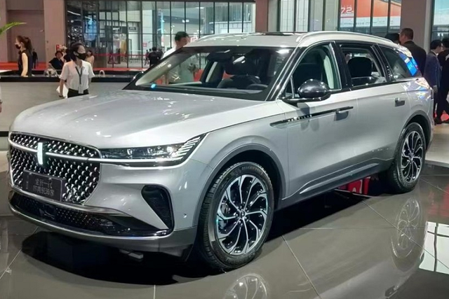 "Soi" crossover hạng sang Lincoln Nautilus 2023 mới, từ 1,1 tỷ đồng - Hình 2 Lincoln Nautilus2023 mới vừa ra mắt tại Trung Quốc có 3 phiên bản, trong đó, ngoài việc ngoại thất và nội thất lột xác hoàn toàn so với xe Lincoln Nautilus thế hệ cũ, chiếc xe mới còn gây chú ý với hệ truyền động hybrid, nhưng đáng tiếc là thông số cụ thể của xe không được tiết lộ.