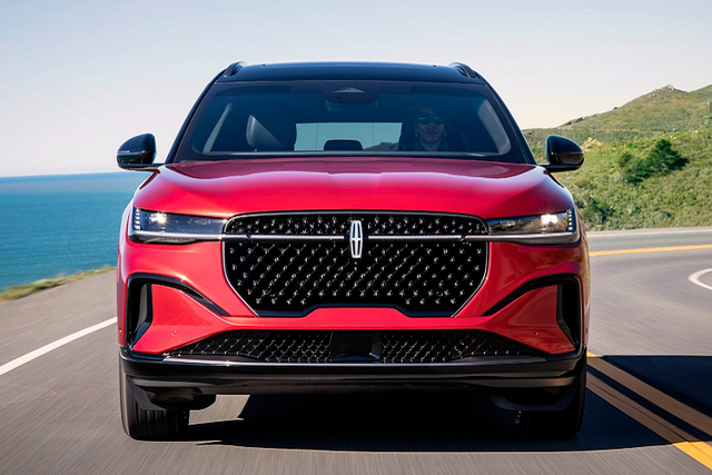 "Soi" crossover hạng sang Lincoln Nautilus 2023 mới, từ 1,1 tỷ đồng - Hình 4 Nhìn tổng thể xe, phiên bản hybrid mới sẽ có sự khác biệt so với phiên bản sử dụng nhiên liệu, khi sử dụng thiết kế lưới tản nhiệt cỡ lớn, dải đèn LED chạy ban ngày nối liền với logo của xe, tạo nên 1 cái nhìn mới mẻ, xuyên suốt, làm nổi bật lên hẳn biểu tượng logo chữ thập của Lincoln.