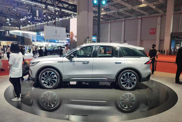 "Soi" crossover hạng sang Lincoln Nautilus 2023 mới, từ 1,1 tỷ đồng - Hình 5 Chưa hết, cụm đèn pha của xe Lincoln Nautilus thế hệ mới còn có thiết kế góc cạnh, được phủ lên màu đen bóng trông có chiều sâu, và hình dạng của các khe hút gió hai bên sẽ phản ánh sự khác biệt giữa xe chạy bằng nhiên liệu và các mẫu xe hybrid.