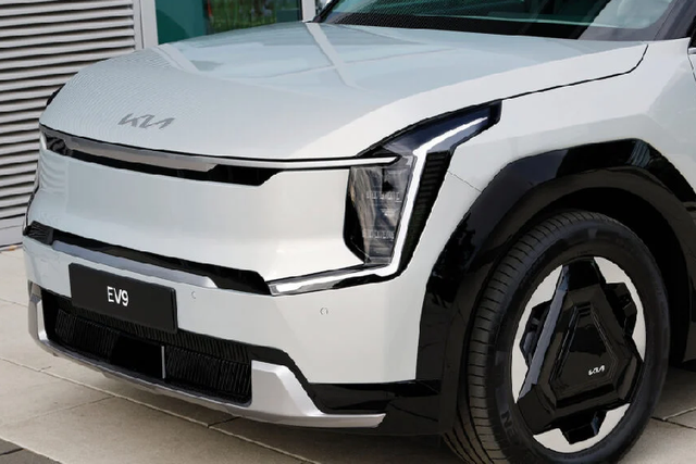 Kia EV9 thêm bản GT-Line từ 1,27 tỷ đồng, "đối thủ" của VinFast VF9 - Hình 7 Kia EV9 them ban GT-Line tu 1,27 ty dong,