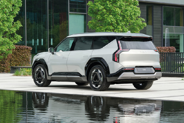 Kia EV9 thêm bản GT-Line từ 1,27 tỷ đồng, "đối thủ" của VinFast VF9 - Hình 3 Kia EV9 them ban GT-Line tu 1,27 ty dong,
