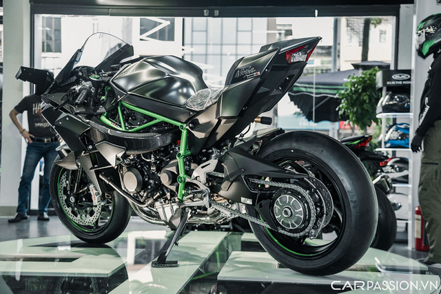 Xem chiếc mô tô có giá ngang ô tô BMW 3-Series mới - Hình 2 Xem chiec mo to co gia ngang o to BMW 3-Series moi-Hinh-2