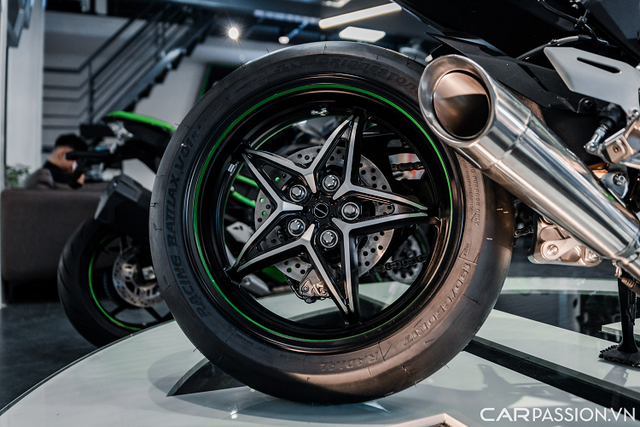 Xem chiếc mô tô có giá ngang ô tô BMW 3-Series mới - Hình 8 Xem chiec mo to co gia ngang o to BMW 3-Series moi-Hinh-8