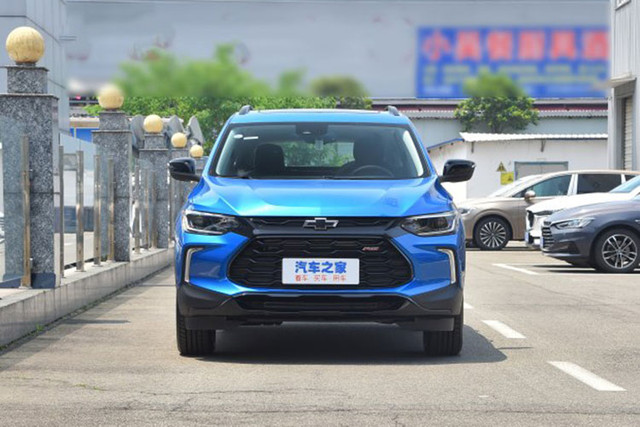 Chevrolet Tracker RS 2023 chi tu 355 trieu dong, 