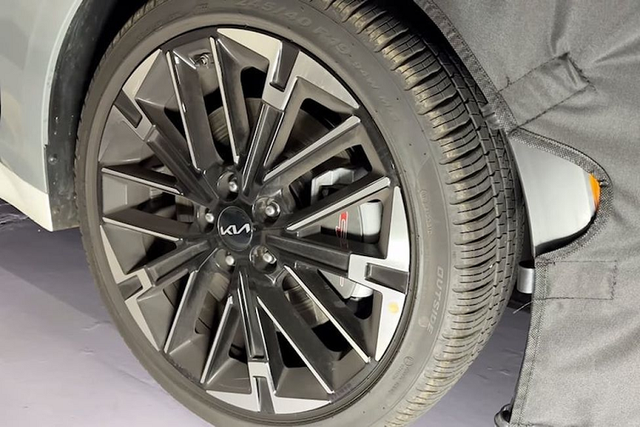 Kia K5 2024 lộ diện hiện đại hơn với đèn pha và ca lăng mới - Hình 3 Kia K5 2024 lo dien hien dai hon voi den pha va ca lang moi-Hinh-3